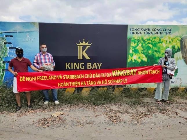 Nhiều khách hàng mua đất tại dự án King Bay đã làm đơn tố cáo Công ty CP Free Land lừa đảo chiếm đoạt tài sản. Nhiều khách hàng mua đất tại dự án King Bay đã làm đơn tố cáo Công ty CP Free Land lừa đảo chiếm đoạt tài sản.