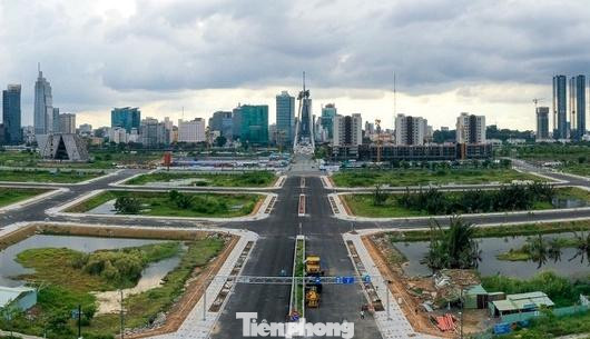 Phía TP.Thủ Đức, phần đường dẫn hướng về tuyến đường Trần Bạch Đằng đã gần hoàn thành các hạng mục chính như trải nhựa, lắp đặt biển báo, ốp đá vỉa hè...