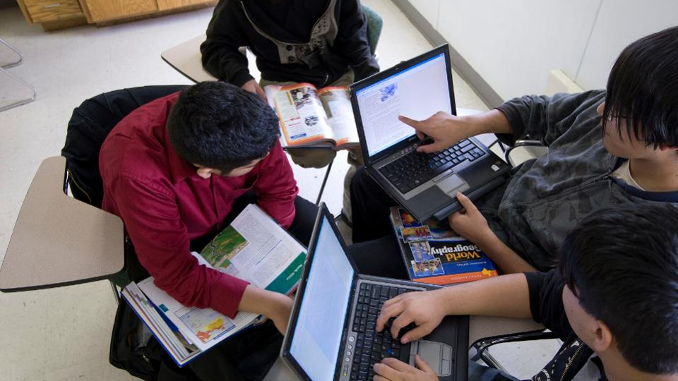 Trường đại học dạy cả ngày lẫn đêm để sớm kết thúc thời khóa biểu.