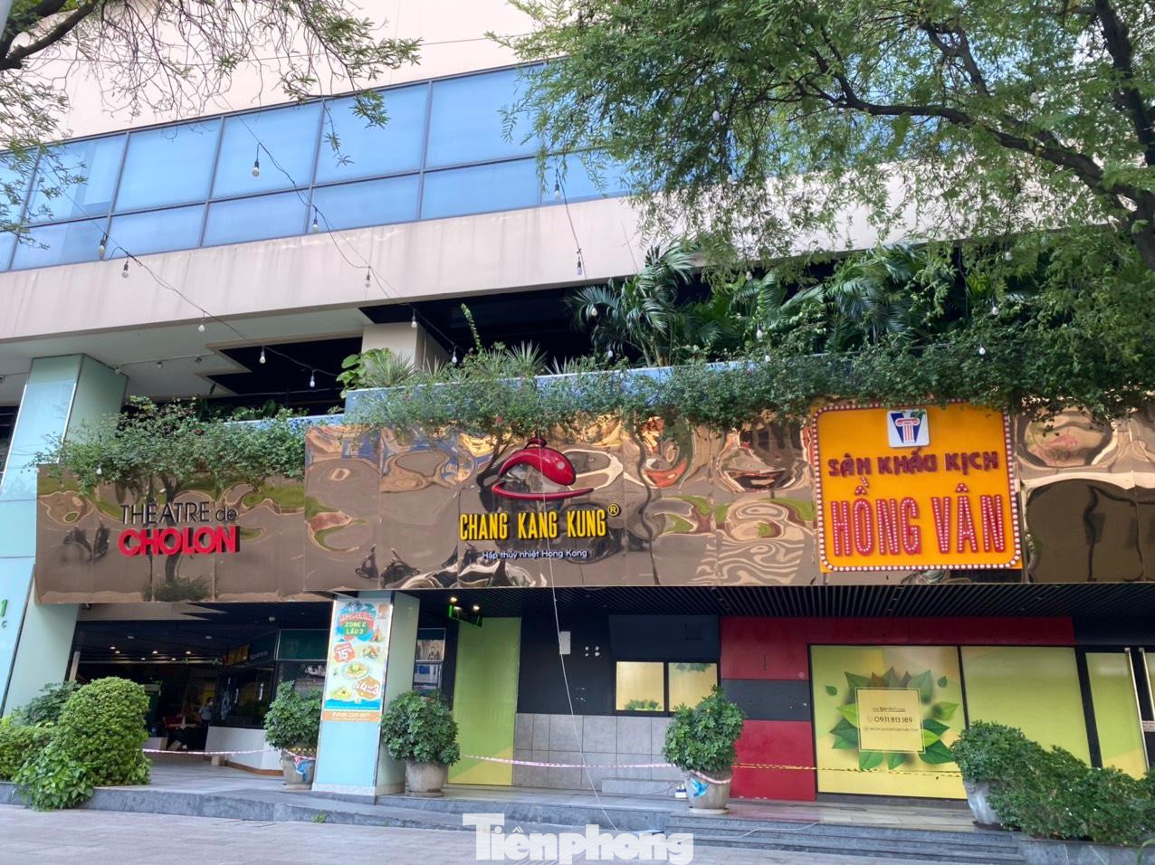 Công trình này do Công ty Xây dựng Thương mại Sài Gòn 5 (nay thuộc Tổng công ty Địa ốc Sài Gòn TNHH MTV) hợp tác cùng Công ty Kings Harmony Intl Ltd (Hong Kong) xây dựng, trong đó phía Việt Nam góp 25% tổng vốn xây dựng.