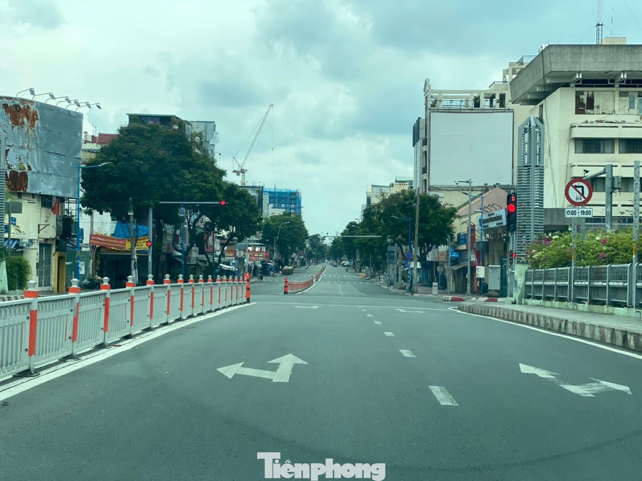 Hiện các bệnh viện dã chiến được lập ra từ trước đến nay vẫn còn giường bệnh nhưng đều trong tình trạng không thể nhận thêm bệnh nhân vì không có trang thiết bị và nhân sự, trong đó trang thiết bị chính là “điểm yếu” nhất tại các bệnh viện vào lúc này. Hiện các bệnh viện dã chiến được lập ra từ trước đến nay vẫn còn giường bệnh nhưng đều trong tình trạng không thể nhận thêm bệnh nhân vì không có trang thiết bị và nhân sự, trong đó trang thiết bị chính là “điểm yếu” nhất tại các bệnh viện vào lúc này.