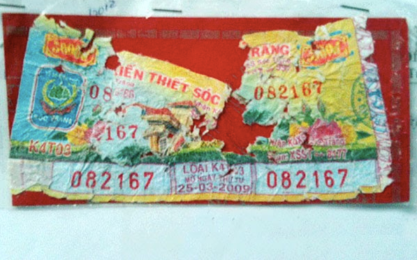 Mặc dù bị rách nhưng tấm vé cuối cùng vẫn được nhận giải thưởng trị giá 100 triệu.