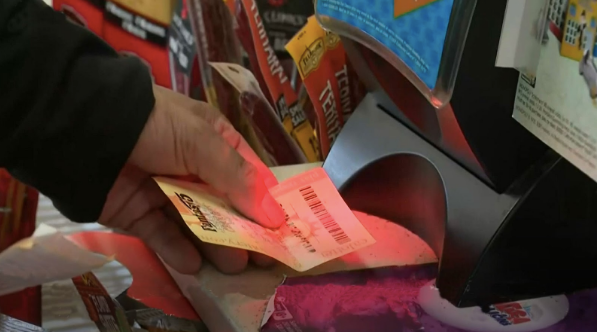 Kiểm tra vé số trực tiếp tại quầy.