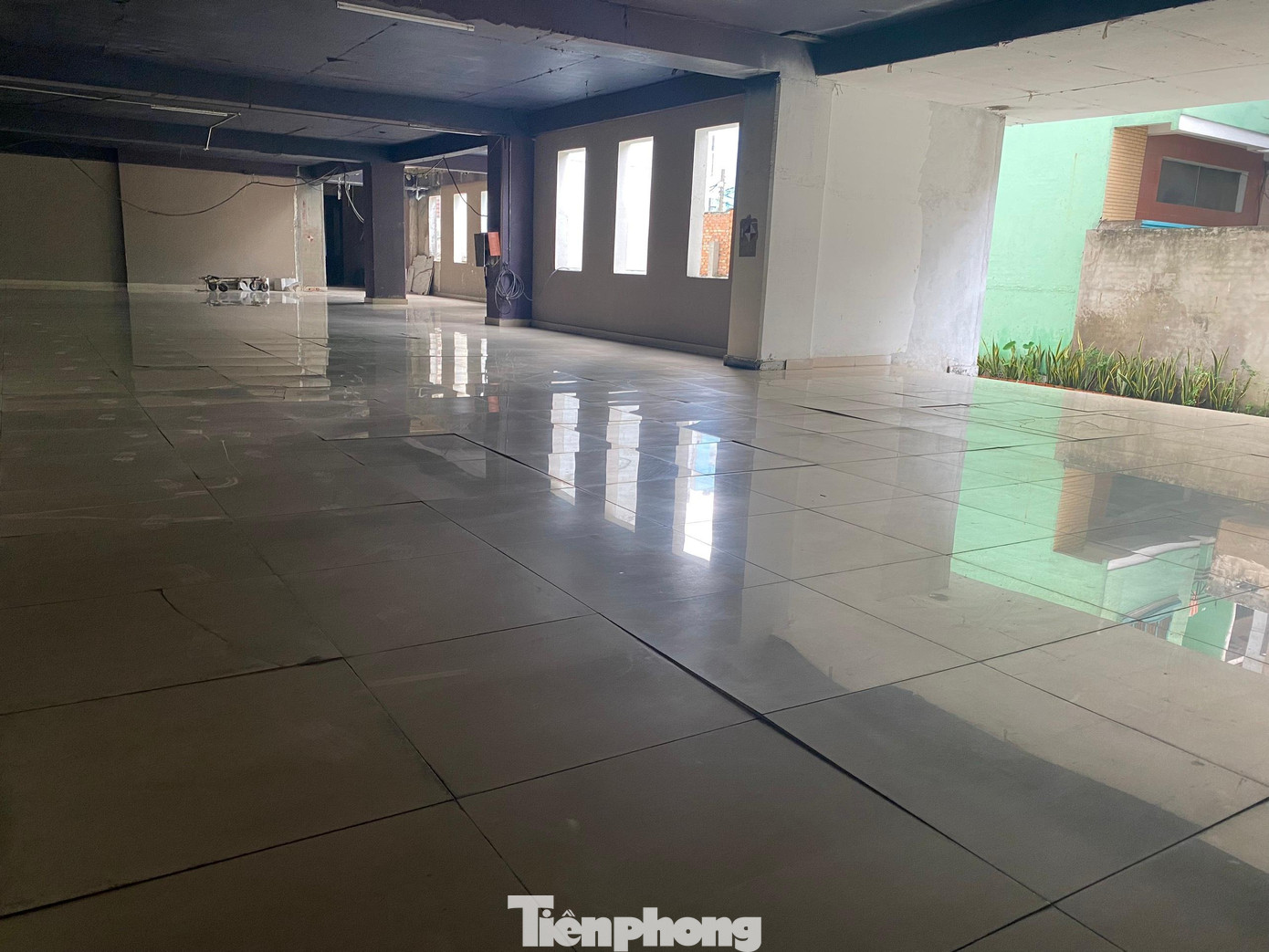 Sàn nhà bị bong gạch.