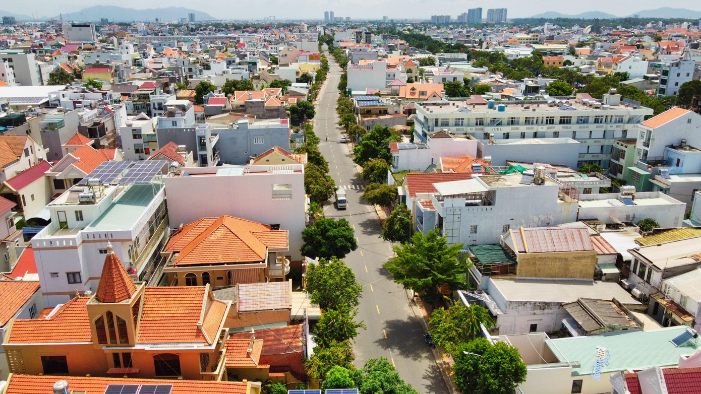 Trên đường chỉ có xe tải vận chuyển hàng hóa. Ảnh: Nguyễn Nam.