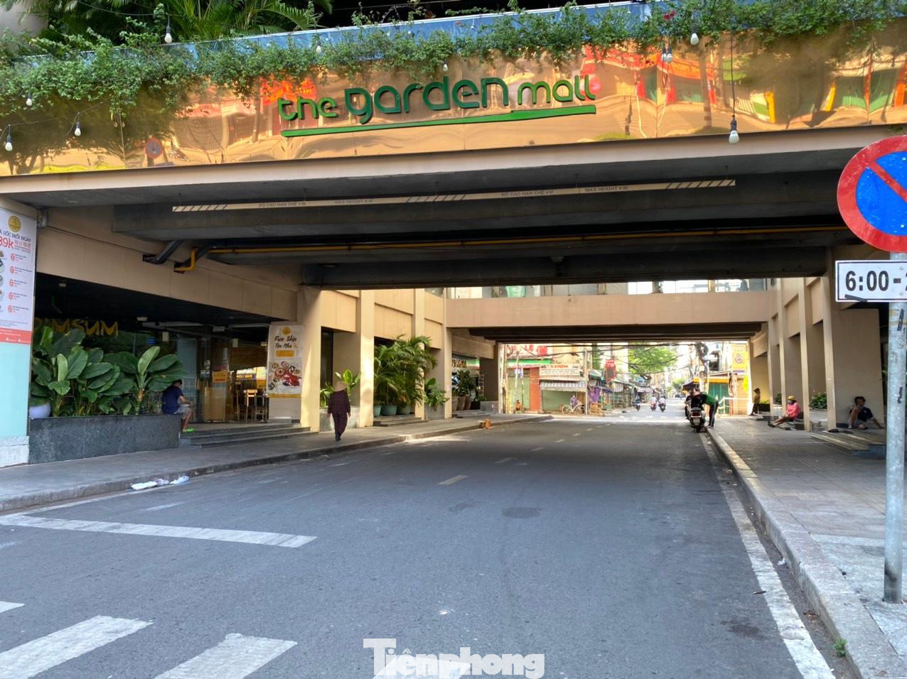 Con đường Đỗ Ngọc Thạch đâm vào cổng vuông giữa hai toà nhà.