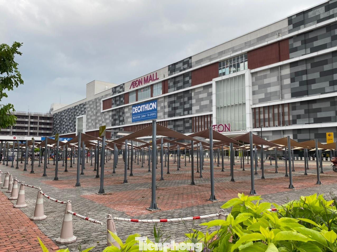 Bãi xe vắng lặng.