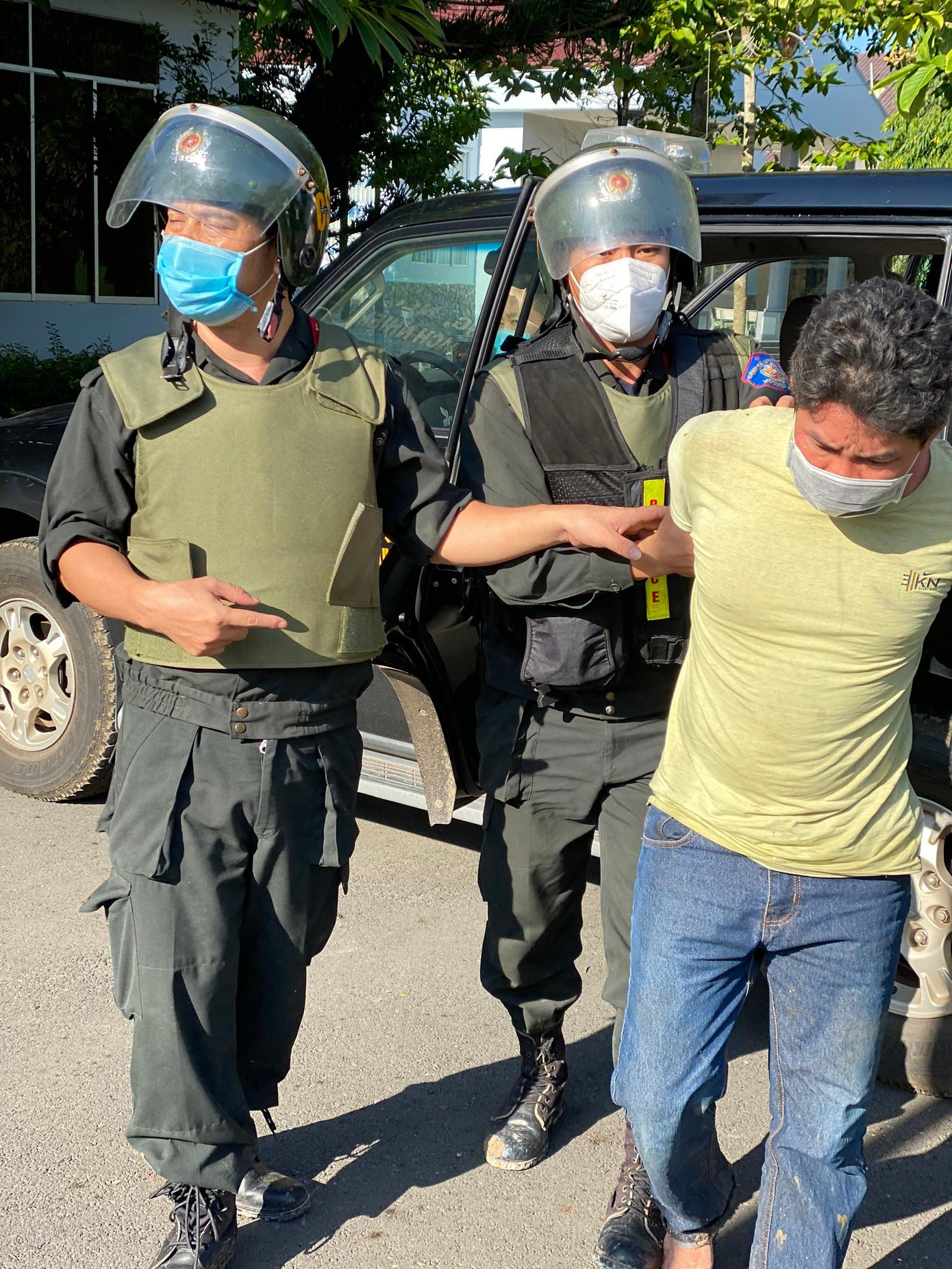 Nghi phạm Nguyễn Quốc Bảo đã được áp giải về công an huyện Xuyên Mộc, tỉnh Bà Rịa-Vũng Tàu. Ảnh: CTV. Nghi phạm Nguyễn Quốc Bảo đã được áp giải về công an huyện Xuyên Mộc, tỉnh Bà Rịa-Vũng Tàu. Ảnh: CTV.