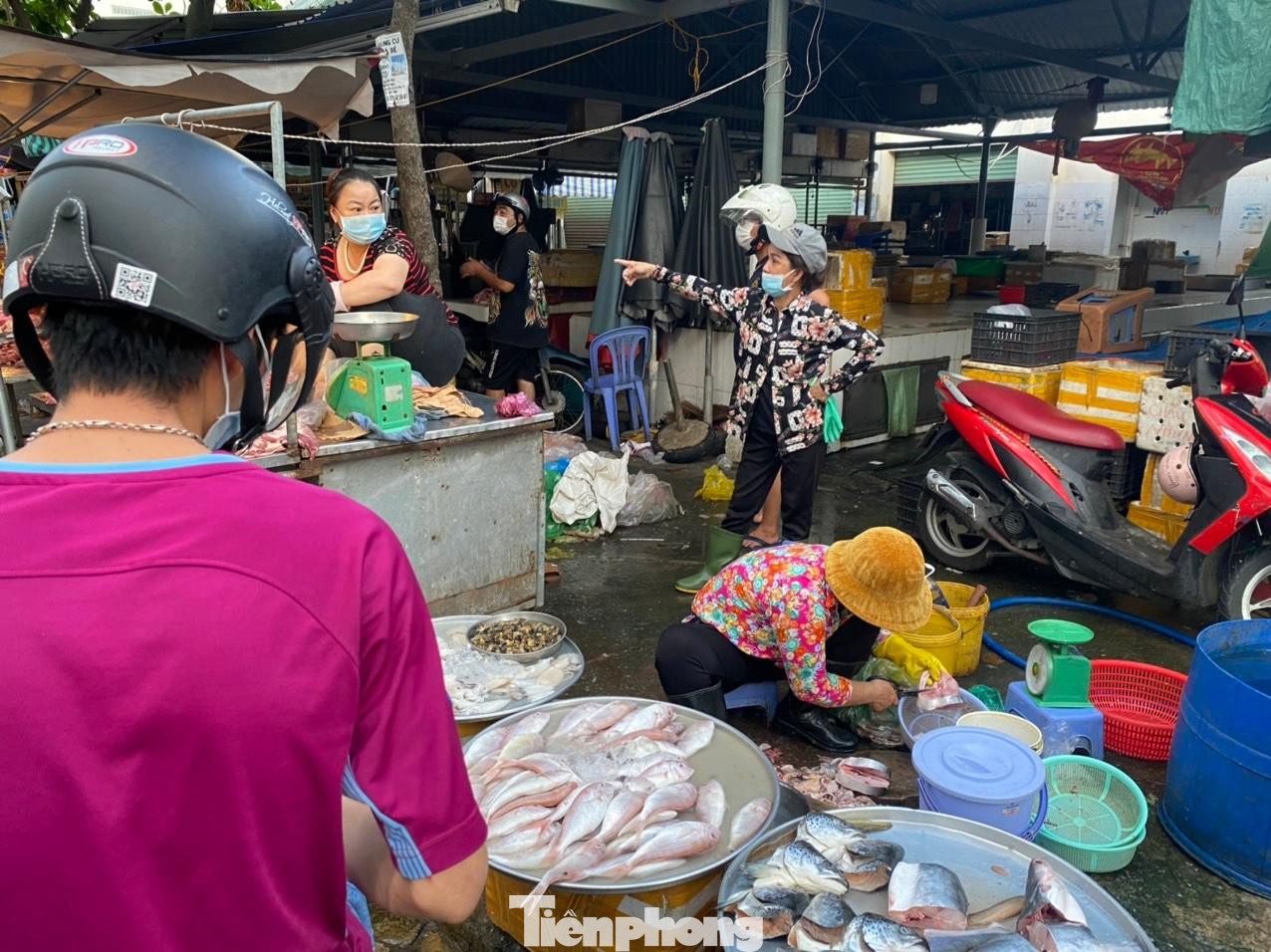 Các chợ truyền thống tổ chức hoạt động trở lại chỉ kinh doanh các hàng hóa thiết yếu khi đáp ứng đầy đủ điều kiện về phòng, chống dịch. Các chợ truyền thống tổ chức hoạt động trở lại chỉ kinh doanh các hàng hóa thiết yếu khi đáp ứng đầy đủ điều kiện về phòng, chống dịch.