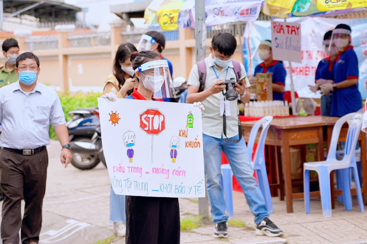 Cùng với sinh viên TP. HCM, 150 sinh viên trường ĐH Quốc tế Hồng Bàng cũng tình nguyện tiếp sức mùa thi 2021.