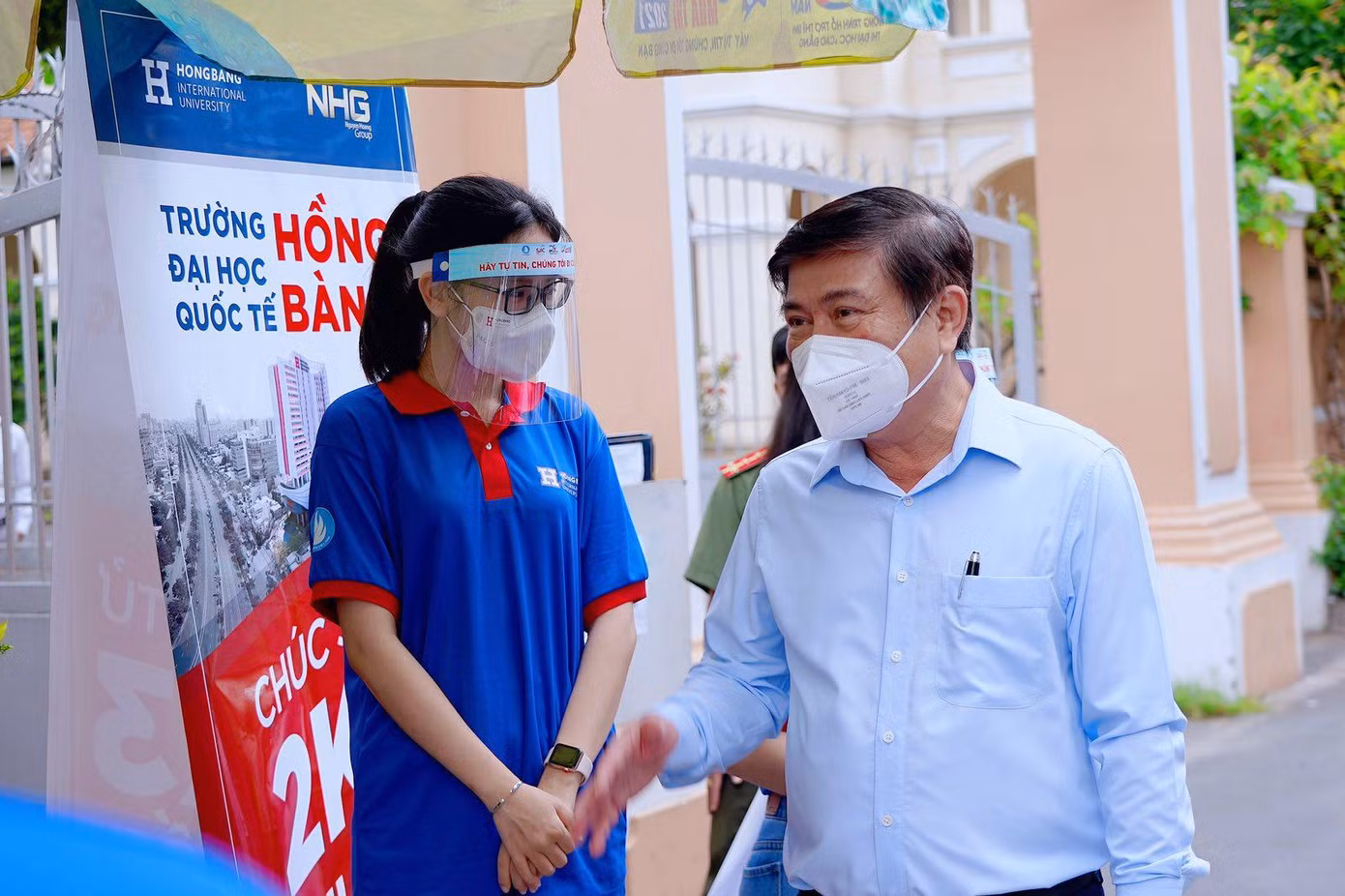 Chủ tịch UBND TP. HCM Nguyễn Thành Phong động viên sinh viên tình nguyện “Tiếp sức mùa thi” của trường ĐH Quốc tế Hồng Bàng tại trường THPT Lê Hồng Phong, sáng 7/7. Chủ tịch UBND TP. HCM Nguyễn Thành Phong động viên sinh viên tình nguyện “Tiếp sức mùa thi” của trường ĐH Quốc tế Hồng Bàng tại trường THPT Lê Hồng Phong, sáng 7/7.