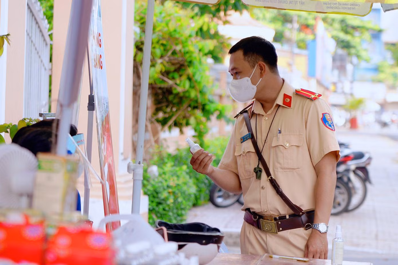Cảnh sát giao thông nhận nước rửa tay sát khuẩn do trường ĐH Quốc tế Hồng Bàng gửi tặng. Cảnh sát giao thông nhận nước rửa tay sát khuẩn do trường ĐH Quốc tế Hồng Bàng gửi tặng.