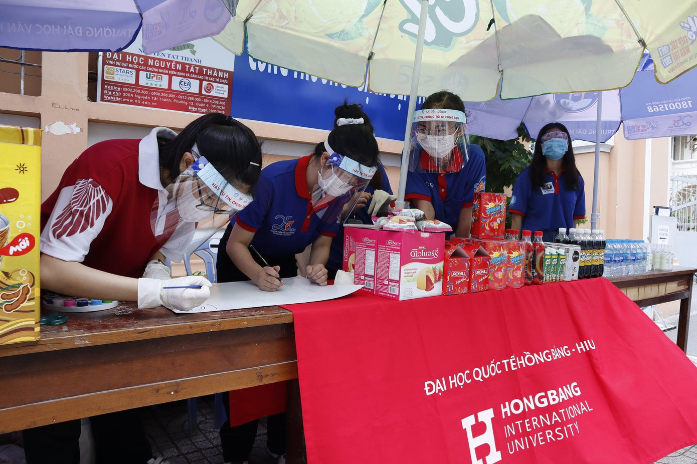 Bên cạnh bữa sáng dinh dưỡng, bánh mì tươi, nước… từ chương trình "Tiếp sức mùa thi", trường ĐH Quốc tế Hồng Bàng còn gửi tặng khẩu trang, nước rửa tay sát khuẩn cho thí sinh, phụ huynh và các tình nguyện viên tham gia hỗ trợ kỳ thi tốt nghiệp THPT.