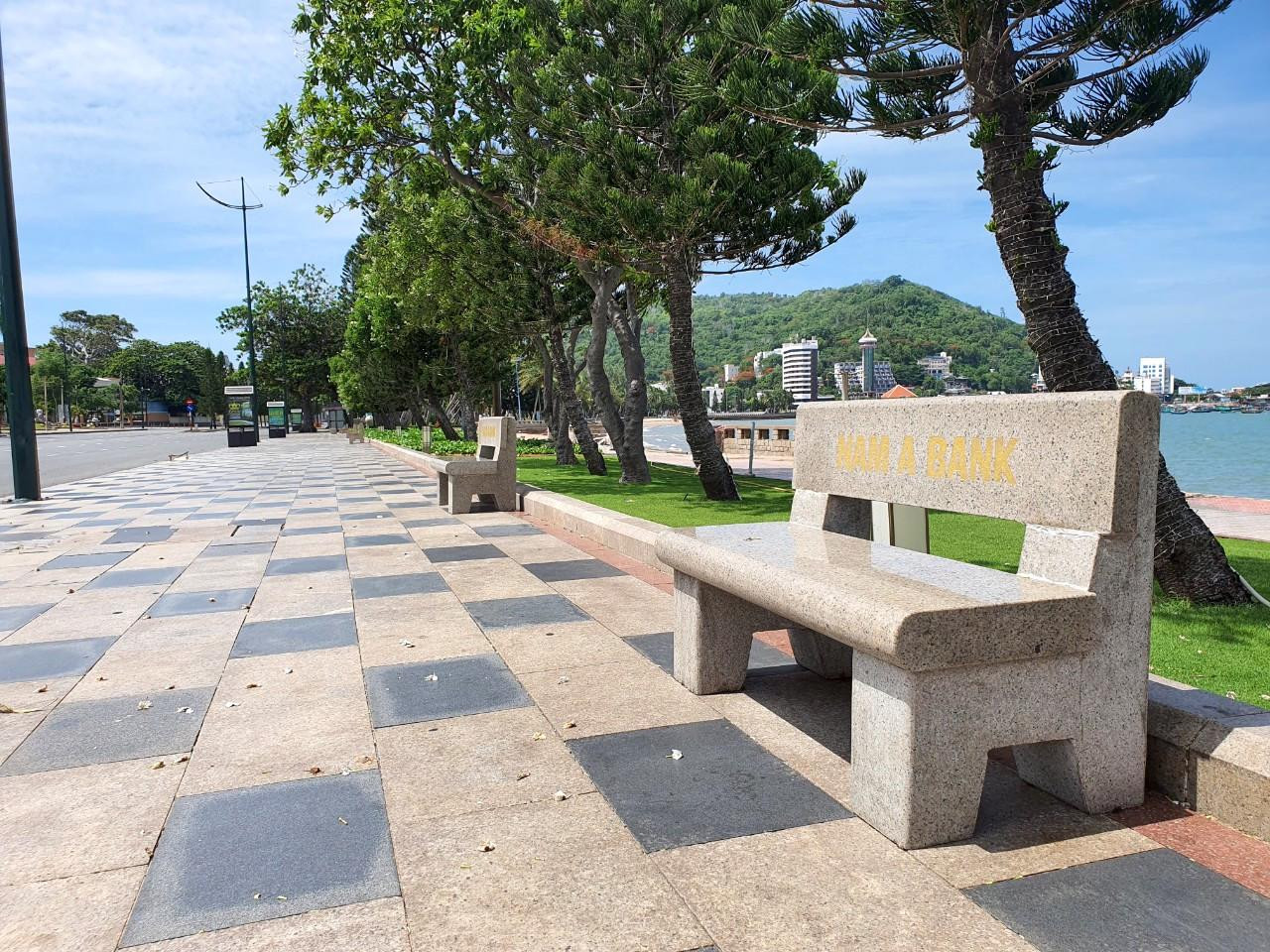 Chính quyền TP.Vũng Tàu cho biết, sẽ kêu gọi các nhà hảo tâm yêu thiên nhiên, đưa thức ăn lên núi cho khỉ. Ảnh: Nguyễn Long.