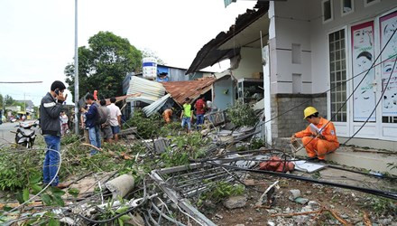 BẢN TIN ATGT: Cô gái bị xe tải kéo lê 30m, tử vong tại chỗ ảnh 4