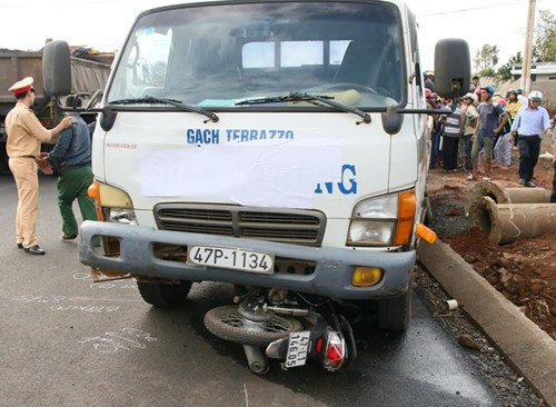 BẢN TIN ATGT: Cô gái bị xe tải kéo lê 30m, tử vong tại chỗ ảnh 3