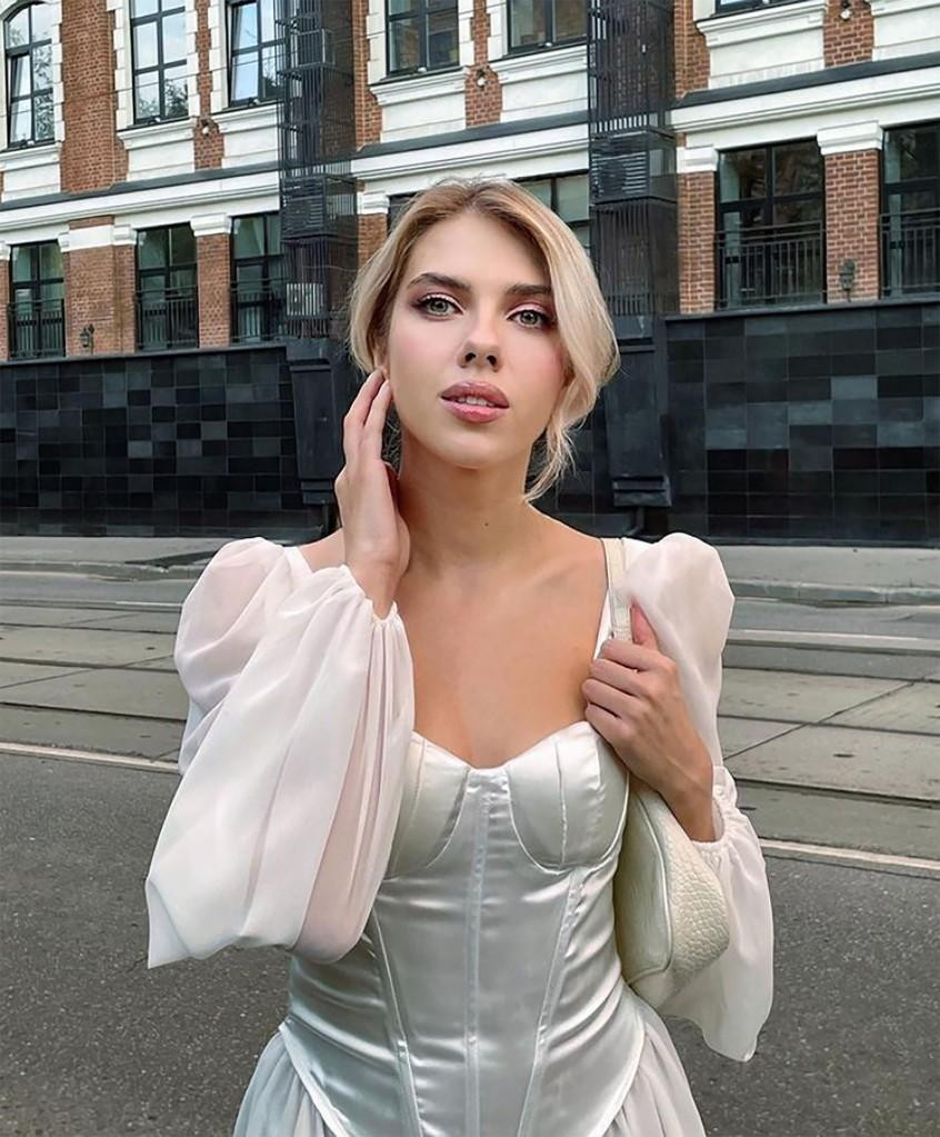 Ekaterina Shumskaya được biết đến với biệt danh "bản sao Scarlett Johansson". Ekaterina Shumskaya được biết đến với biệt danh "bản sao Scarlett Johansson".