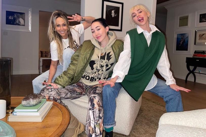 Miley Cyrus cùng mẹ Tish và em gái Noah có giây phút vui vẻ bên nhau tại nhà riêng. Giữa họ dường như không có khoảng cách tuổi tác. Miley Cyrus cùng mẹ Tish và em gái Noah có giây phút vui vẻ bên nhau tại nhà riêng. Giữa họ dường như không có khoảng cách tuổi tác.