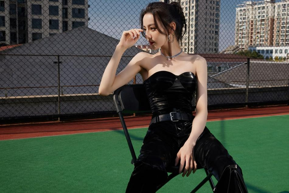 Bất ngờ là vai diễn Lý Trường Ca lại giúp Nhiệt Ba được vinh danh là &quot;Diễn viên trẻ ưu tú&quot; tại giải thưởng Thiên sứ Vàng, nằm trong khuôn khổ Liên hoan phim Trung - Mỹ 2021.