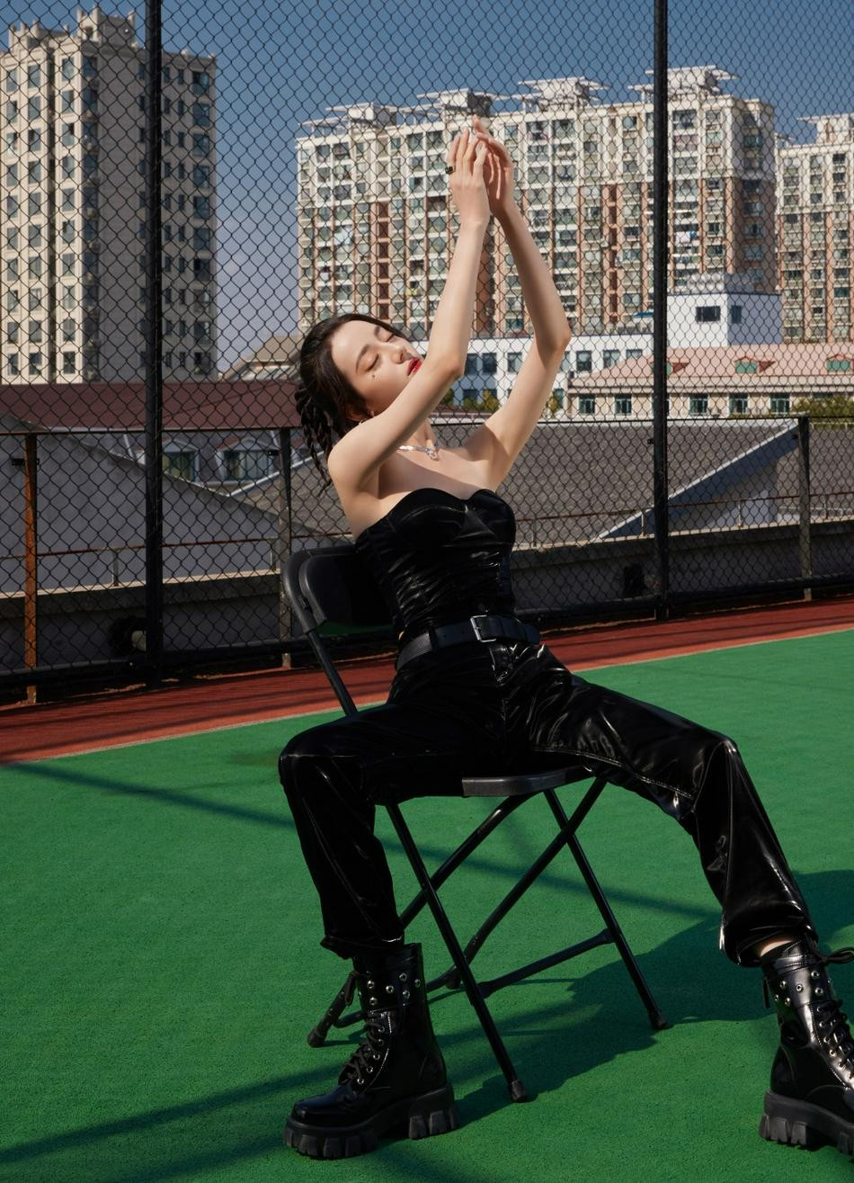 Điểm mạnh nhất của người đẹp là nhan sắc hơn người. Mới đây, cô được xếp hạng 5 trong bảng xếp hạng &quot;Nghệ sĩ sở hữu gương mặt đẹp nhất khu vực châu Á - Thái Bình Dương&quot; do trang 163 (Trung Quốc) bình chọn.