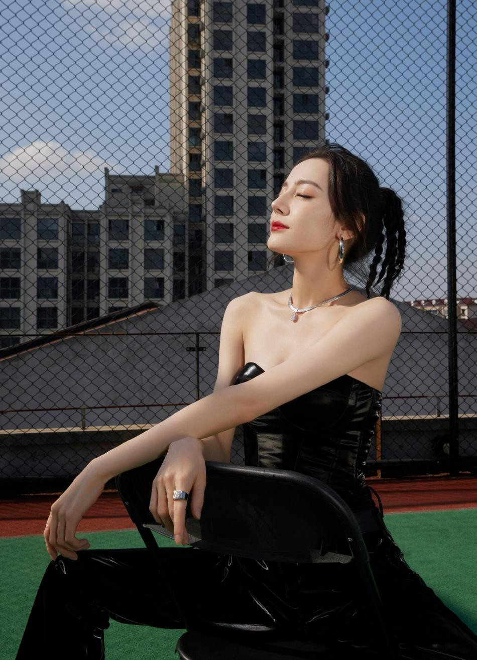 Năm nay, Nhiệt Ba có hai bộ phim truyền hình lên sóng là &quot;Trường Ca Hành&quot; và &quot;Em là niềm kiêu hãnh của anh&quot;. Tuy nhiên, số phận của hai tác phẩm này lại đi theo hai hướng khác nhau.