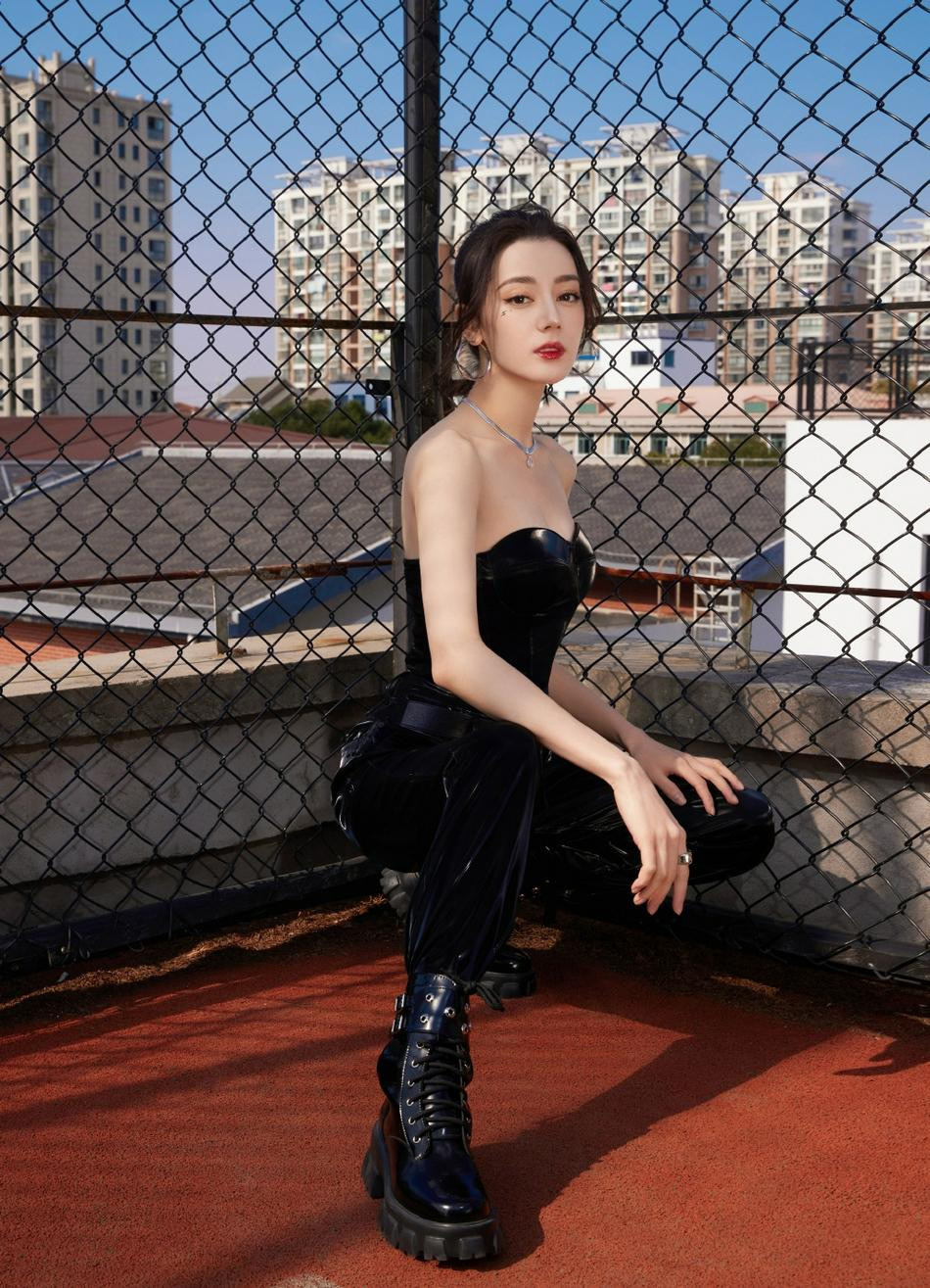 Trong ảnh, Nhiệt Ba diện đồ đen từ trên xuống dưới theo phong cách cá tính, năng động, sexy và có chút hầm hố.