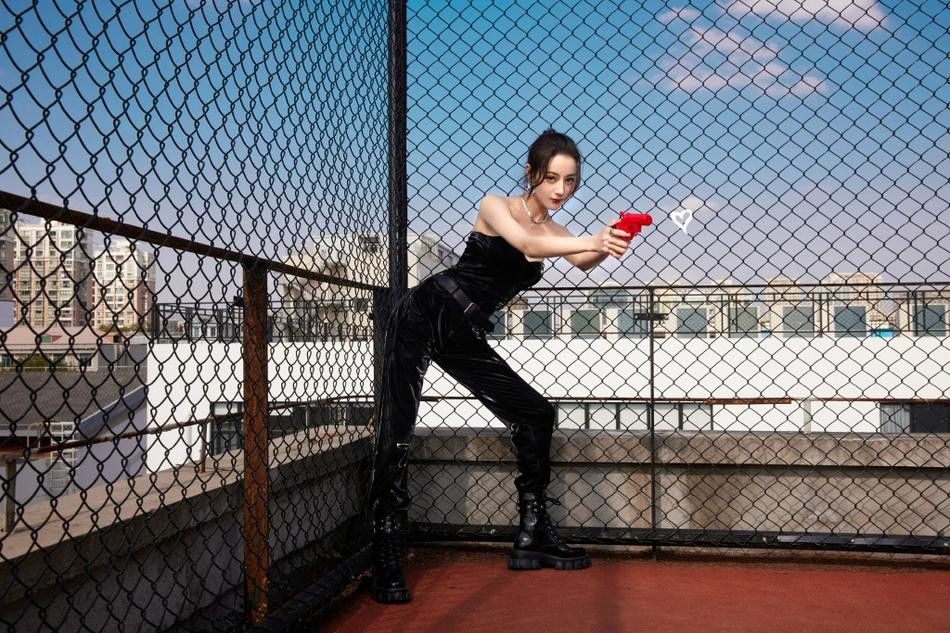 Tối 28/11, văn phòng làm việc tung bộ ảnh mới của Địch Lệ Nhiệt Ba. Theo Sina, đây là bộ ảnh chụp ở hậu trường một sự kiện game online.