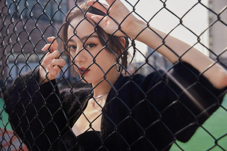 Các đường nét trên gương mặt đều rất tinh xảo, ấn tượng nhất là đôi mắt to tròn và bờ môi đỏ mọng. Cô đeo thêm vòng tai và dây chuyền thiết kế cơ bản tạo điểm nhấn cho &quot;cây đen&quot;.