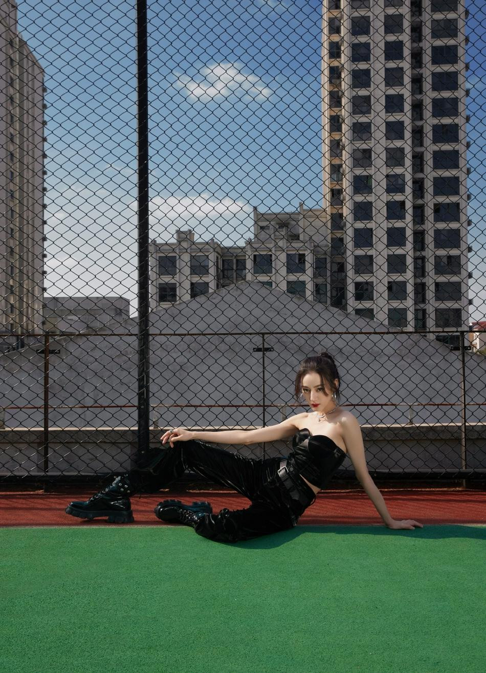 Trong khi &quot;Em là niềm kiêu hãnh của anh&quot; gây &quot;bão&quot; toàn châu Á, sự ăn ý của &quot;gà cưng&quot; Dương Mịch và &quot;nam thần&quot; Dương Dương nhận được vô số lời khen ngợi, &quot;Trường Ca Hành&quot; lại bị chê tơi tả. Theo đánh giá, Nhiệt Ba bị nữ phụ do Triệu Lộ Tư đóng lấn lướt về cả tạo hình lẫn diễn xuất. Vai diễn Trường Ca của cô chưa toát lên được tính cách &quot;cường nữ&quot;, cũng không tạo được phản ứng hóa học với nam chính Ngô Lỗi.