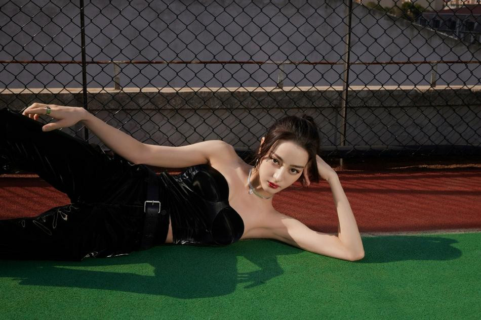 Bất chấp tranh cãi về khả năng diễn xuất, Nhiệt Ba hiện là một trong những sao nữ nổi tiếng nhất C-biz với lượng fan hùng hậu.