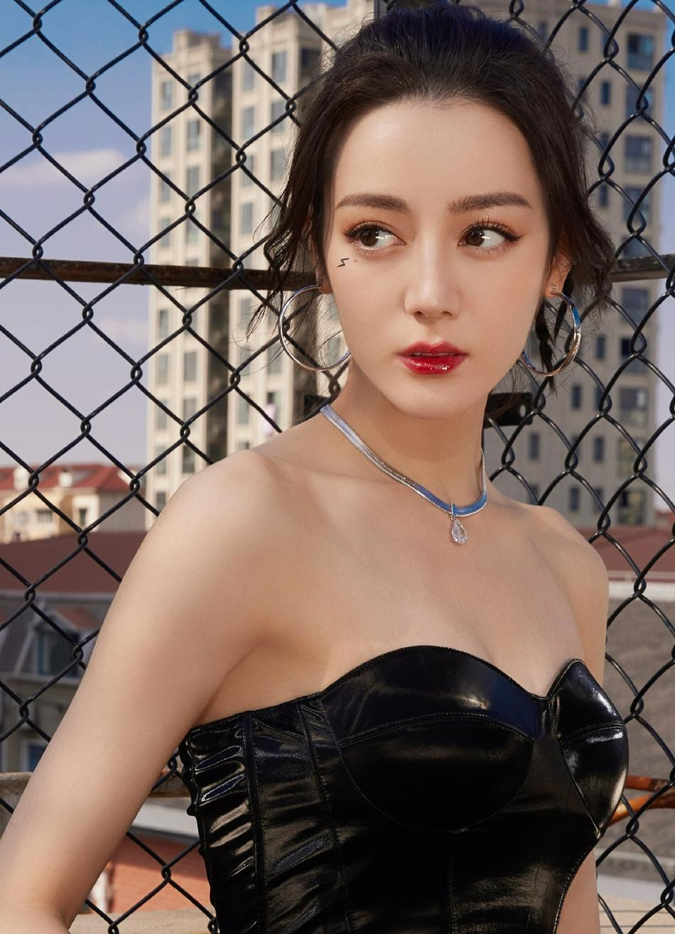 Trang phục màu đen giúp &quot;mỹ nhân Tân Cương&quot; 29 tuổi tôn lên làn da trắng sáng nõn nà. Đặc biệt, chiếc áo da cúp ngực để lộ vai trần và thềm ngực gợi cảm.