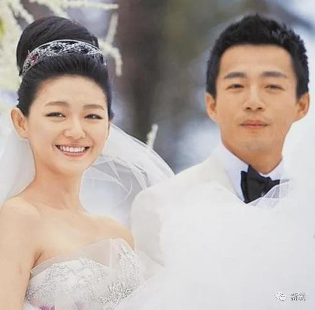 Từ Hy Viên và Uông Tiểu Phi hạnh phúc trong đám cưới cách đây 10 năm. Từ Hy Viên và Uông Tiểu Phi hạnh phúc trong đám cưới cách đây 10 năm.