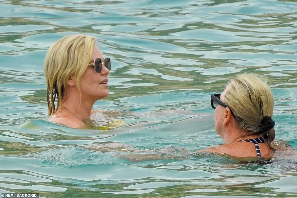 Theo Daily Mail, đầu tháng 11, Charlize dành thời gian ở New York. Tuy nhiên, gần đây, cô bay đến Mexico để cùng gia đình trải qua kỳ nghỉ Lễ Tạ ơn. Bức ảnh chụp Charlize tắm biển với mẹ ruột, bà Gerda.