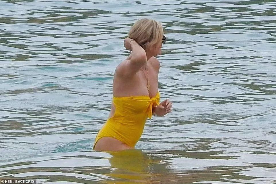 Tuần trước, ngôi sao &quot;Monster&quot; dự một sự kiện khai trương ở New York. Tại đây, cô chia sẻ với diễn viên múa ballet Misty Copeland về công việc từ thiện tâm huyết những năm gần đây - hỗ trợ ngăn chặn sự lây lan HIV/AIDS ở Châu Phi với tư cách đại sứ Liên Hợp Quốc. Ngoài ra, trong hai năm qua, cô cũng góp sức vào công tác phòng, chống dịch COVID-19.