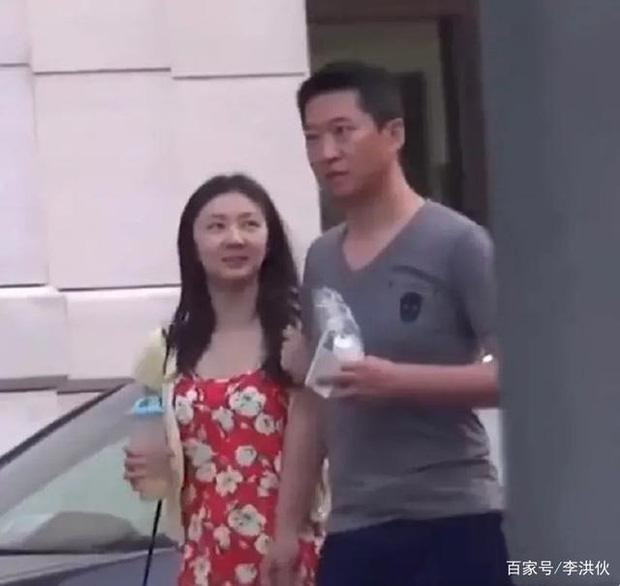 Châu Kiệt từng vài lần bị bắt gặp đi cùng một phụ nữ ngoài showbiz.