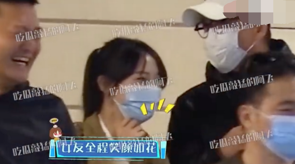 Cả hội cười nói vui vẻ trước nhà hàng.