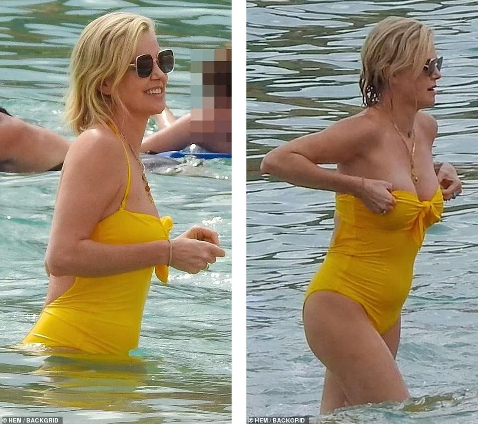 &quot;Soi&quot; kỹ có thể thấy, nữ diễn viên 7x lộ một số dấu hiệu tuổi tác như mỡ bụng, bắp tay to và nọng cằm. Tuy nhiên, cô &quot;ghi điểm&quot; nhờ nụ cười cười rạng rỡ và đôi &quot;gò bồng đảo&quot; gợi cảm. Không ít dân mạng khen Charlize &quot;trông rất tuyệt&quot; so với độ tuổi U55.