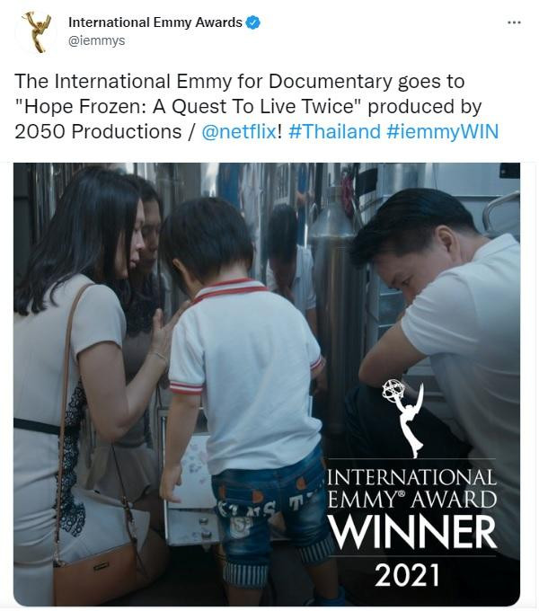 Trang Twitter của Giải Emmy Quốc tế thông báo về tin chiến thắng của “Hope Frozen”. Trang Twitter của Giải Emmy Quốc tế thông báo về tin chiến thắng của “Hope Frozen”.