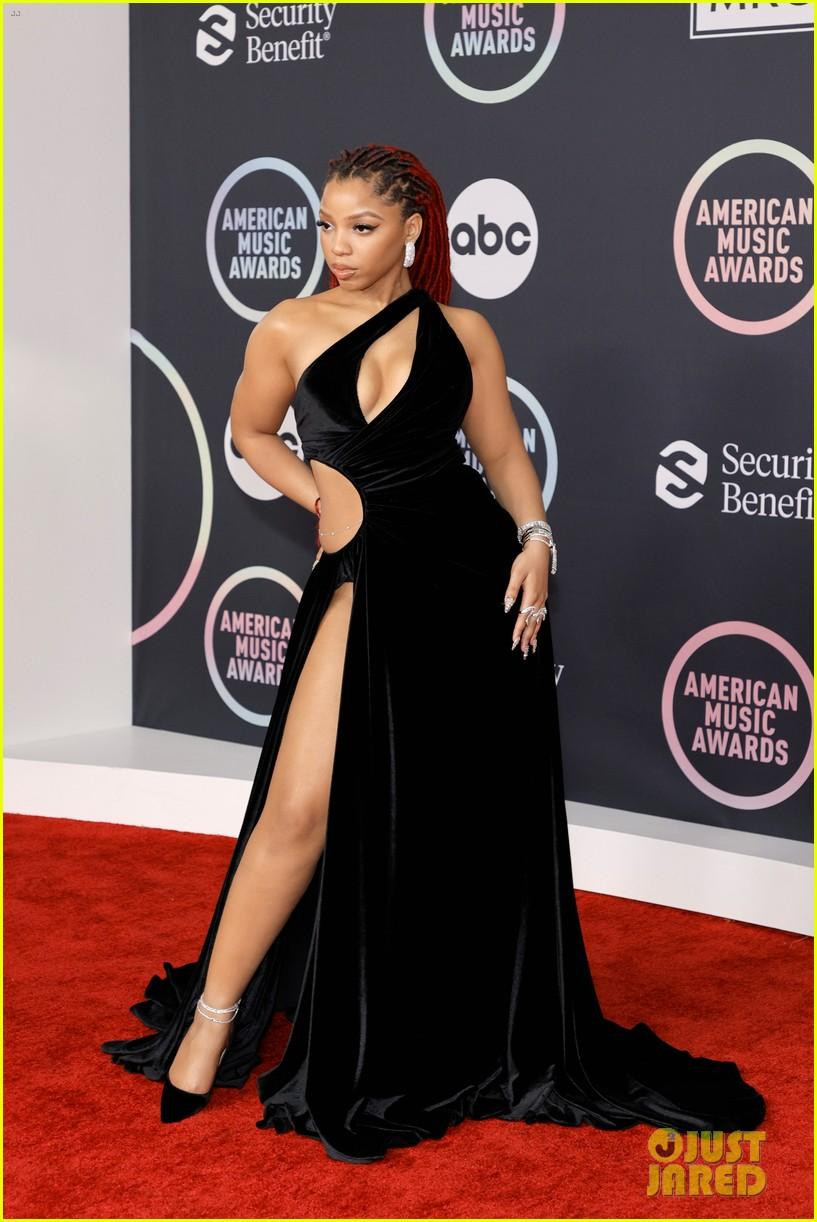 Ca sĩ/diễn viên 23 tuổi Chloe Bailey tự tin diện bộ cánh cắt khoét táo bạo của Monsoori. Ca sĩ/diễn viên 23 tuổi Chloe Bailey tự tin diện bộ cánh cắt khoét táo bạo của Monsoori.