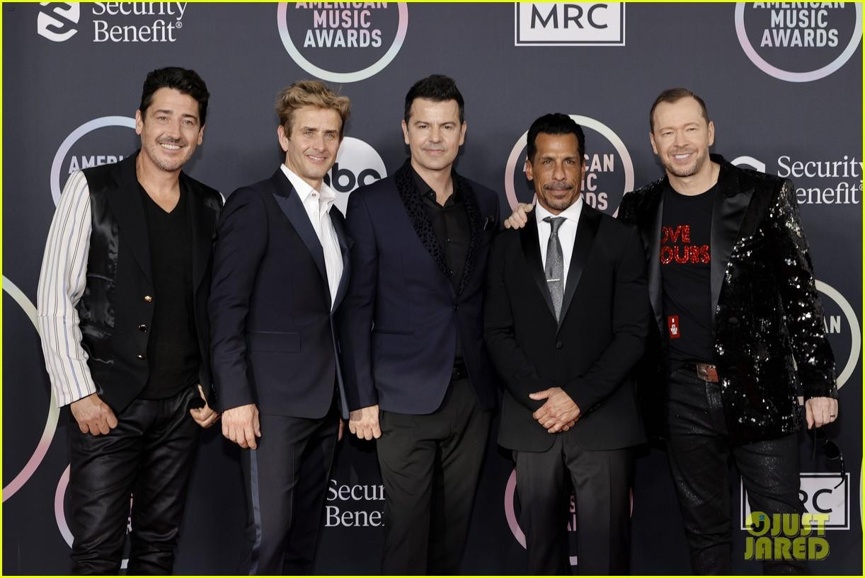 Nhóm nhạc nam gạo cội New Kids on The Block. Nhóm nhạc nam gạo cội New Kids on The Block.