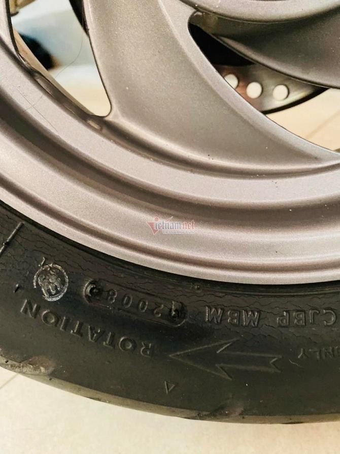 Dù phải hơn 10 năm tuổi, nhưng lốp những chiếc Honda Spacy của anh Tú vẫn còn gai cao su, hiện rõ các thông số. Dù phải hơn 10 năm tuổi, nhưng lốp những chiếc Honda Spacy của anh Tú vẫn còn gai cao su, hiện rõ các thông số.