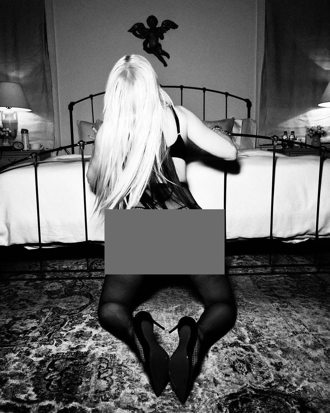 Tất cả từ trang phục đến cách tạo dáng đều bị nhận xét là dung tục.