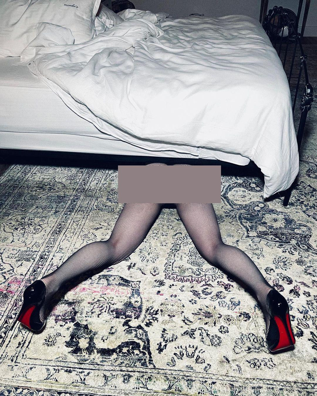 Đa số dân mạng không hiểu nổi dụng ý của Madonna trong những bức ảnh như thế này.