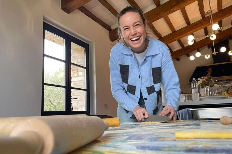 "Captain Marvel" Brie Larson thích thú tập làm mì ống tại nhà. "Captain Marvel" Brie Larson thích thú tập làm mì ống tại nhà.