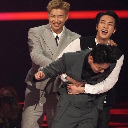 Khoảnh khắc "quê độ" của Jungkook gây "bão" mạng xã hội. Khoảnh khắc "quê độ" của Jungkook gây "bão" mạng xã hội.