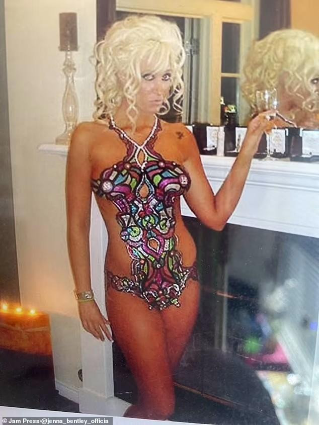 Jenna từng trải nghiệm body painting trên chính cơ thể cô khi còn sống trong biệt thự Playboy.