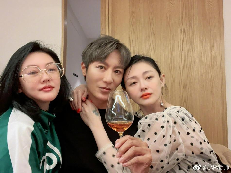 Đại S có khoảnh khắc thân thiết với bạn khác giới. Đại S có khoảnh khắc thân thiết với bạn khác giới.