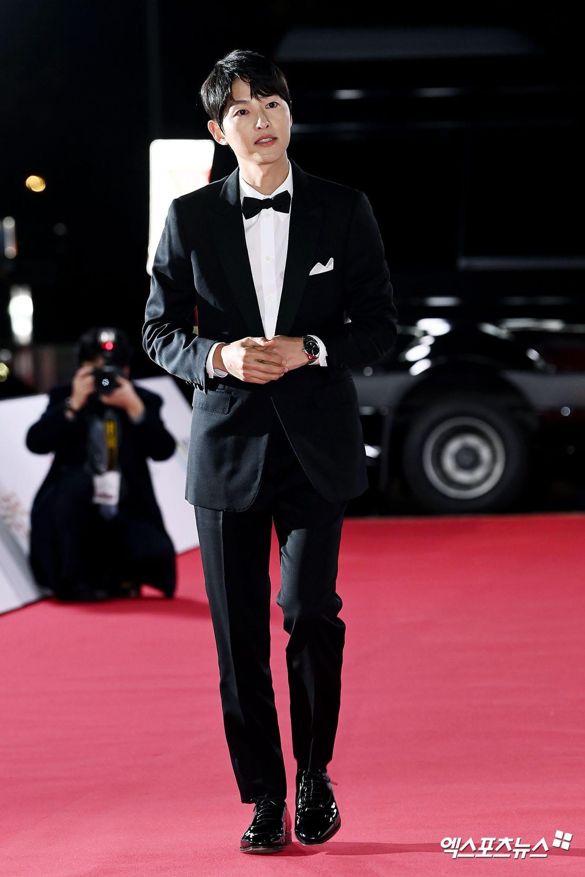 Song Joong Ki bảnh bao, chỉn chu như mọi khi. Song Joong Ki bảnh bao, chỉn chu như mọi khi.