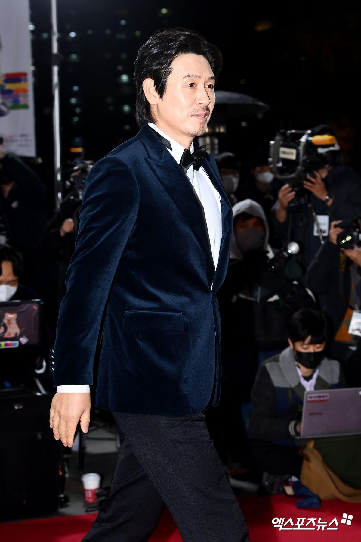 Tài tử Sol Kyung Gu là "Ảnh đế" Rồng Xanh 2021. Tài tử Sol Kyung Gu là "Ảnh đế" Rồng Xanh 2021.