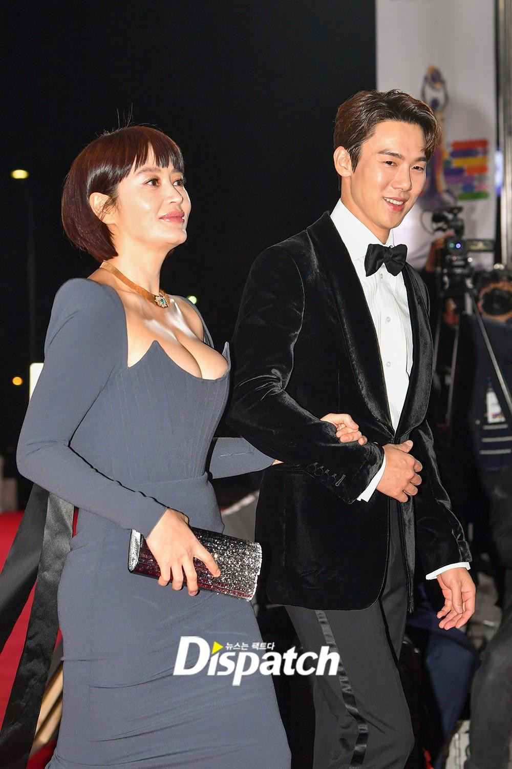 Minh tinh 51 tuổi khoác tay đàn em sải bước trên thảm đỏ. Minh tinh 51 tuổi khoác tay đàn em sải bước trên thảm đỏ.